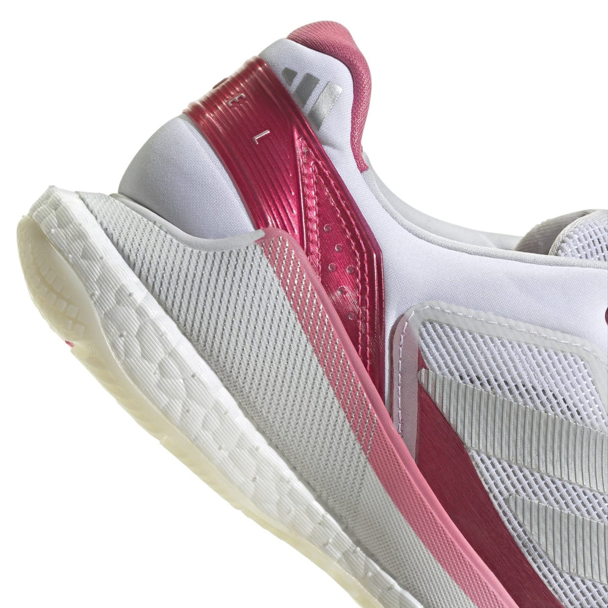 Detail van de roze strepen en witte Boost-tussenzool van de Crazyquick Boost W