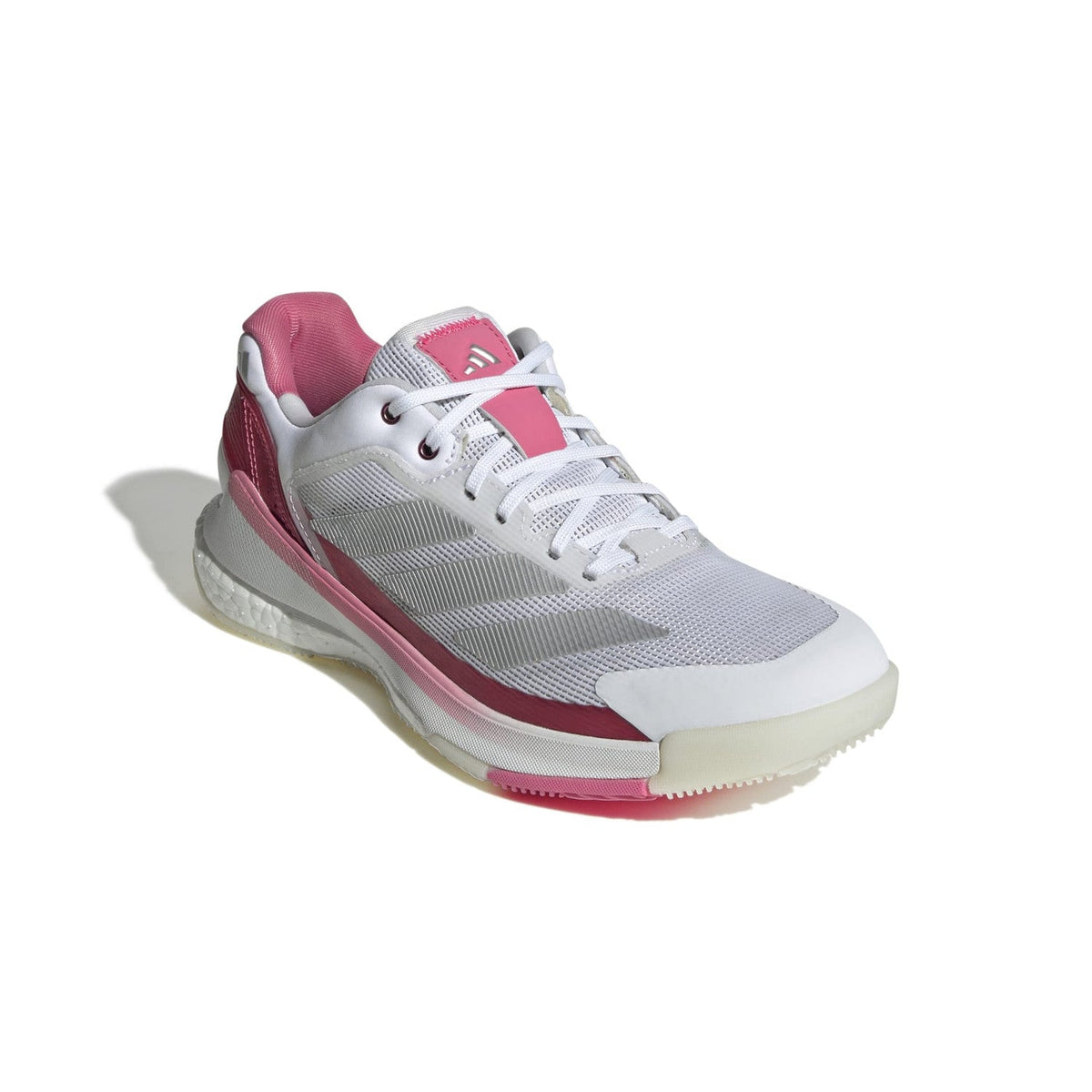 Schuin achteraanzicht van de witte Adidas Crazyquick Boost W met roze hiel