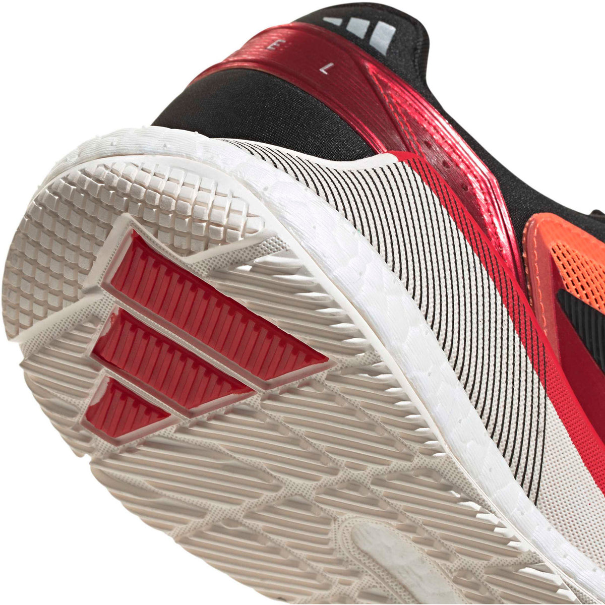 Detail van de witte zool en zwartrode hiel van de Adidas Crazyquick Boost
