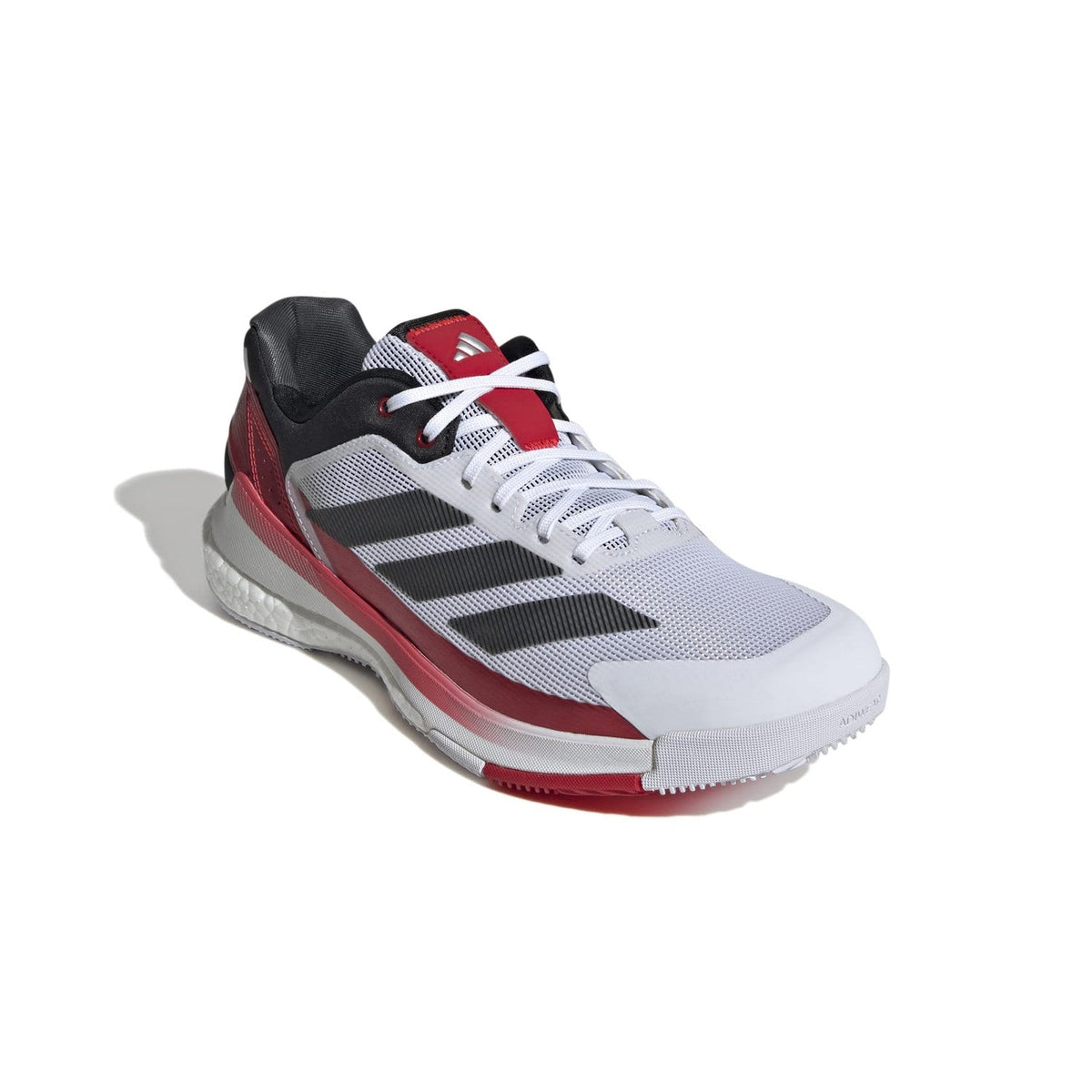 Schuin vooraanzicht van de witte Adidas Crazyquick Boost met rode en zwarte details