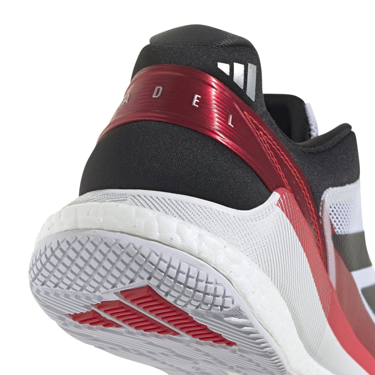 Detail van de zwartrode hielpartij en witte Boost-tussenzool van de Crazyquick Boost