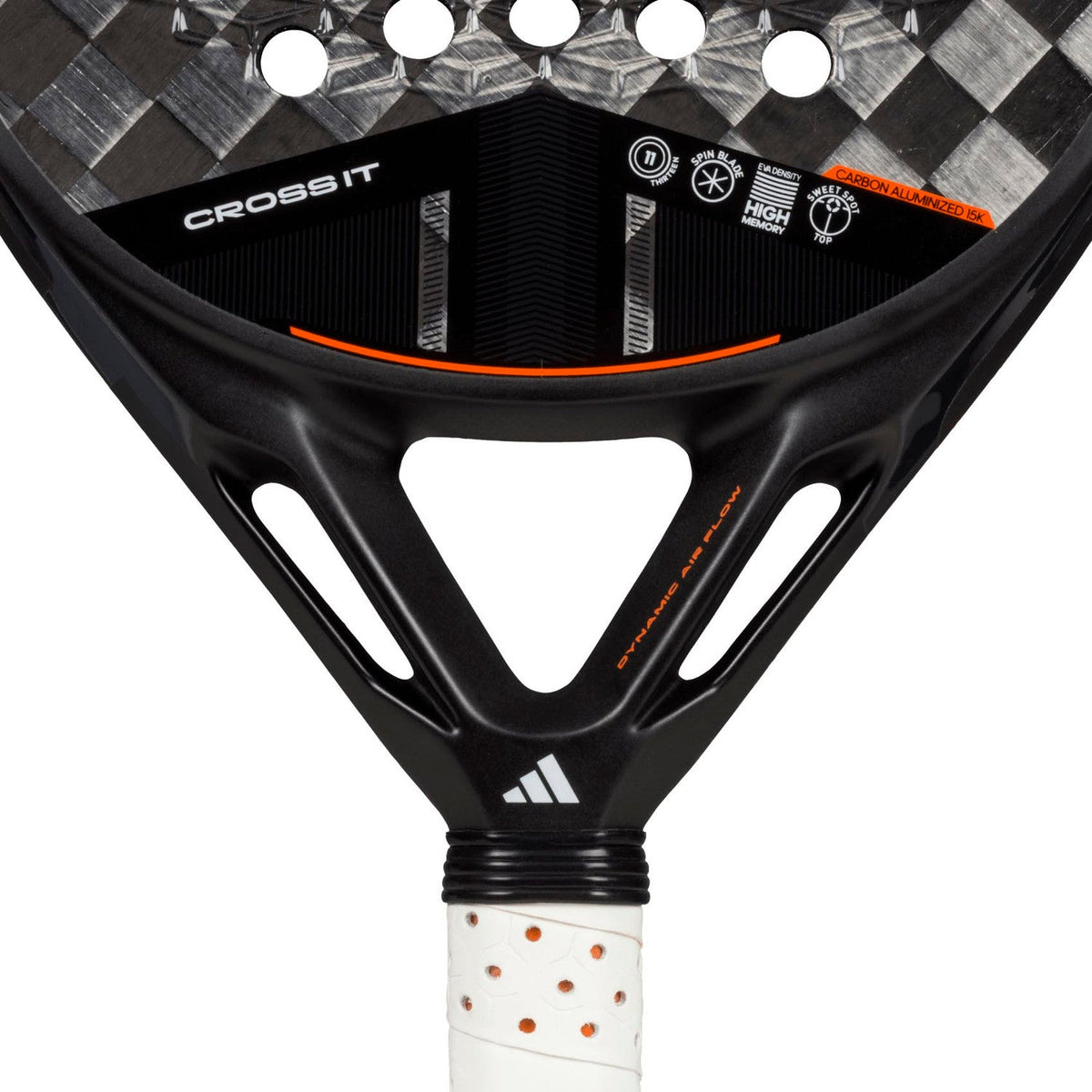 Detail van het hart van de Adidas Cross It 3.4 met Cross It-opdruk en oranje accent