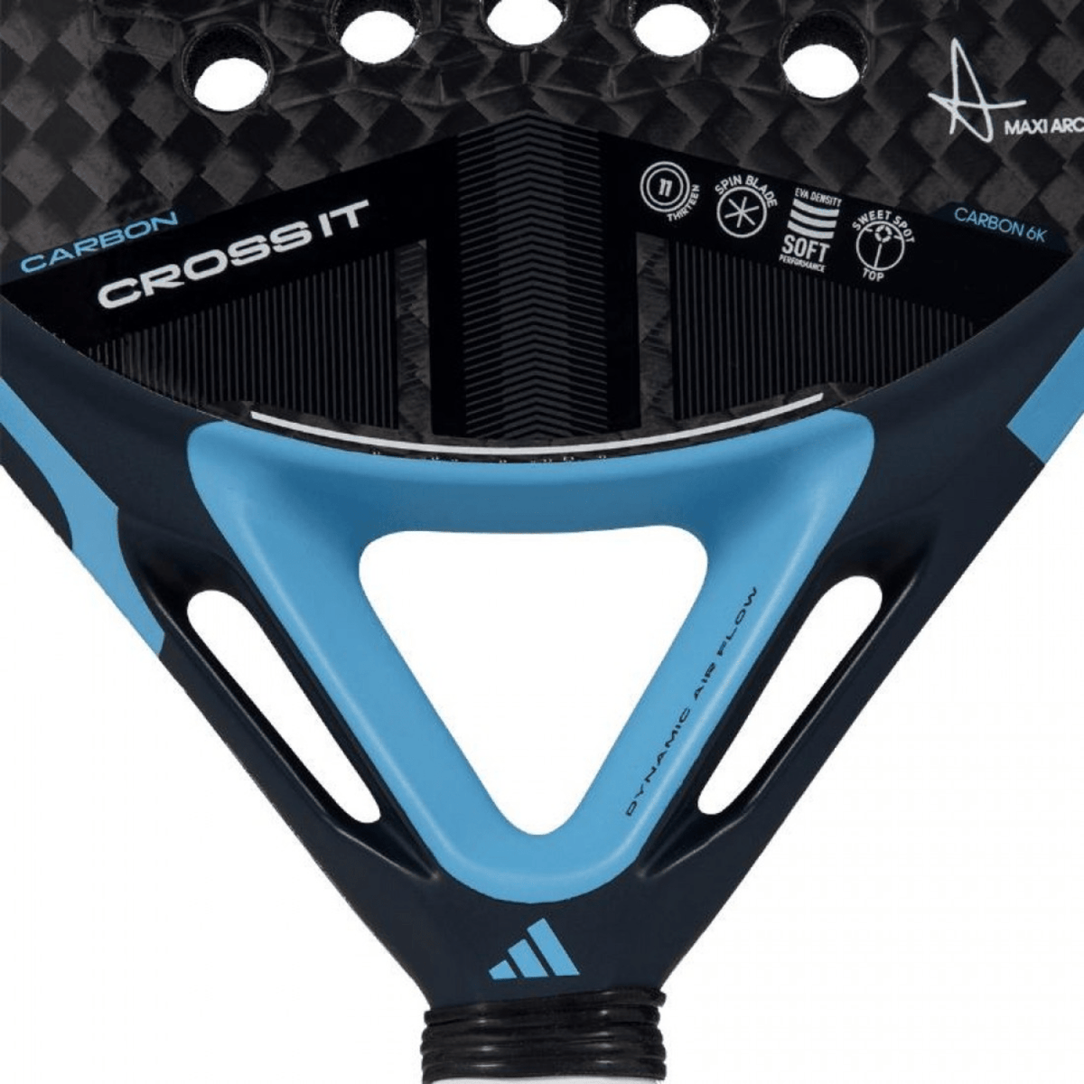 Detail van het blauwe hart van de Adidas Cross It Carbon 3.4 met Cross It-opdruk