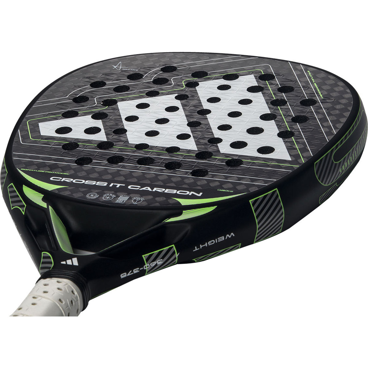 Schuin onderaanzicht van het slagvlak van de Adidas Cross It Carbon 3.5 in zwart met limegroen