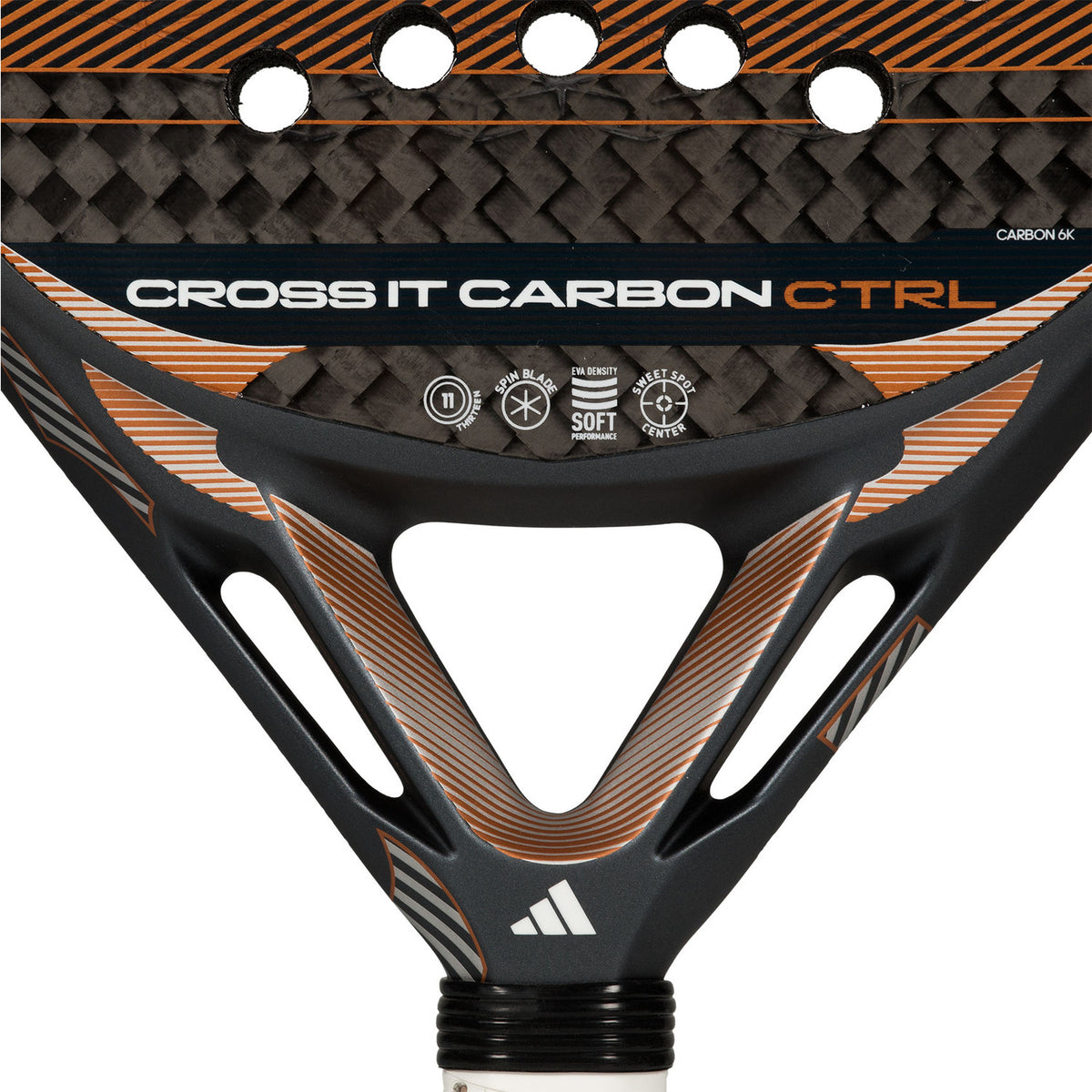 Detail van het hart van de Adidas Cross It Carbon Ctrl 3.5 met de opdruk Cross It Carbon Ctrl