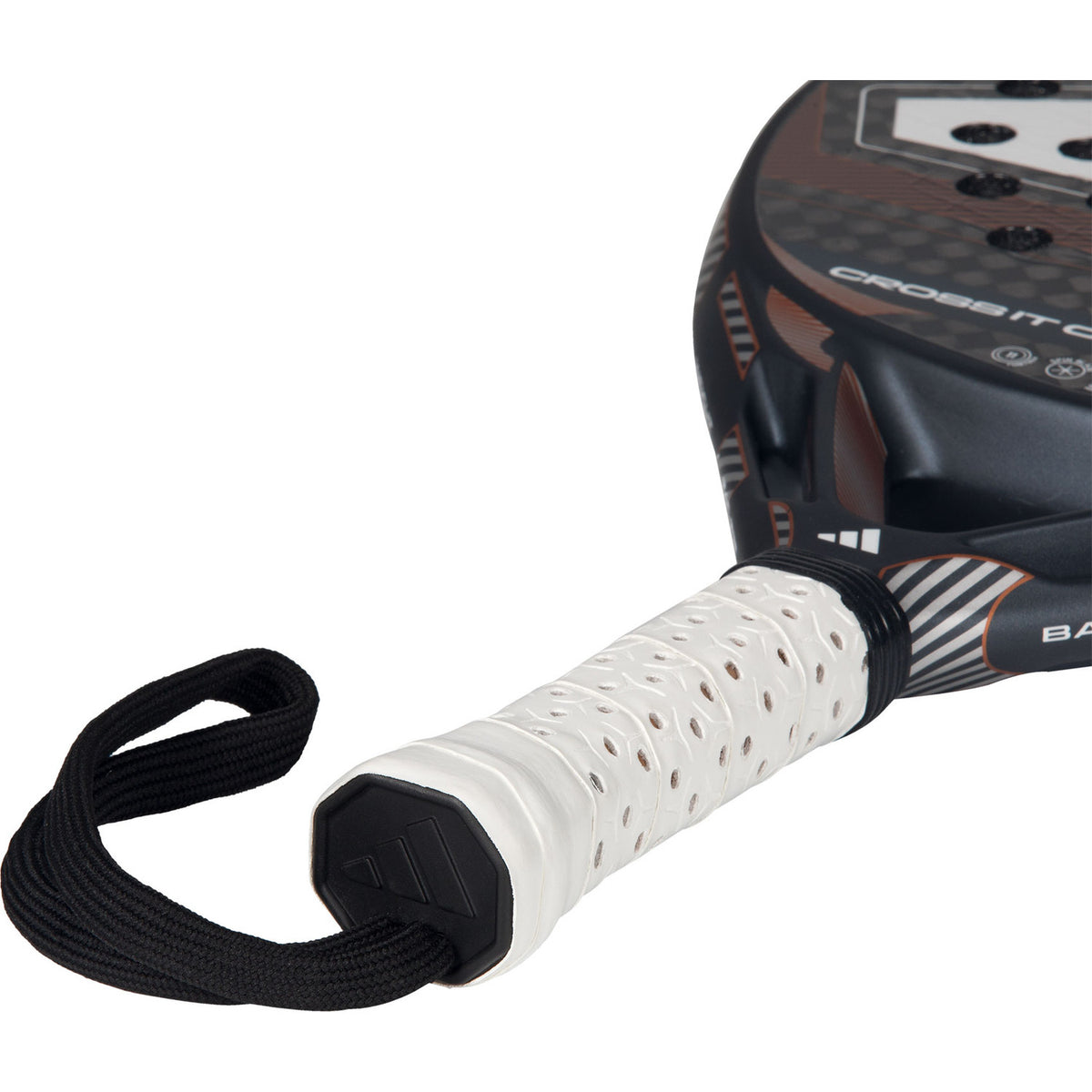 Close-up van de witte grip en zwarte polsband van het Adidas Cross It Carbon Ctrl 3.5 padelracket