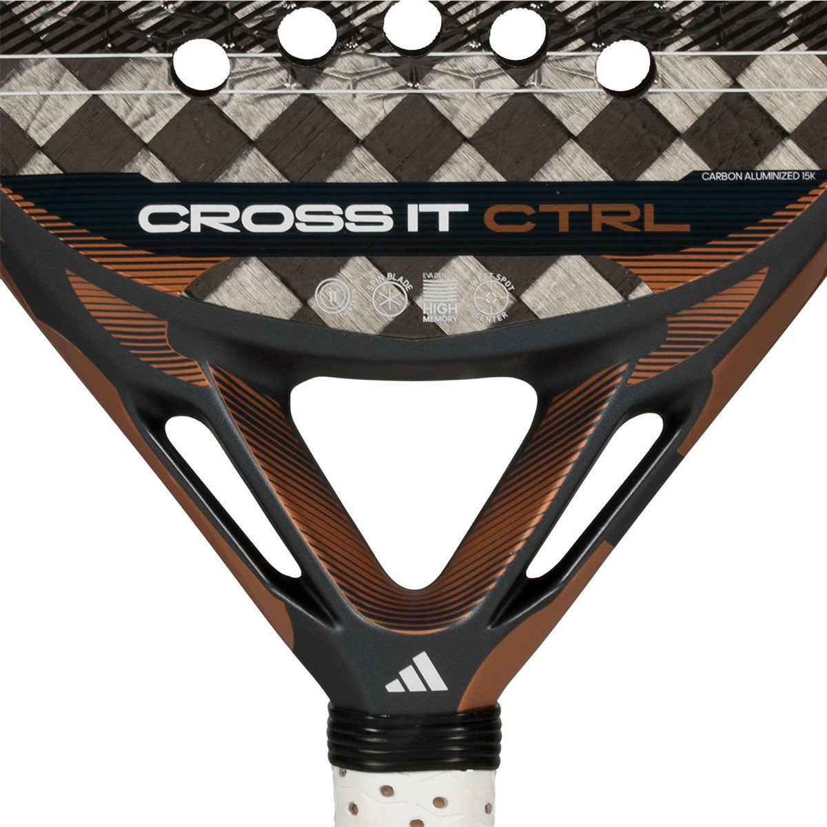 Detail van het hart van de Adidas Cross It Ctrl 3.5 met de opdruk Cross It Ctrl in wit en koper