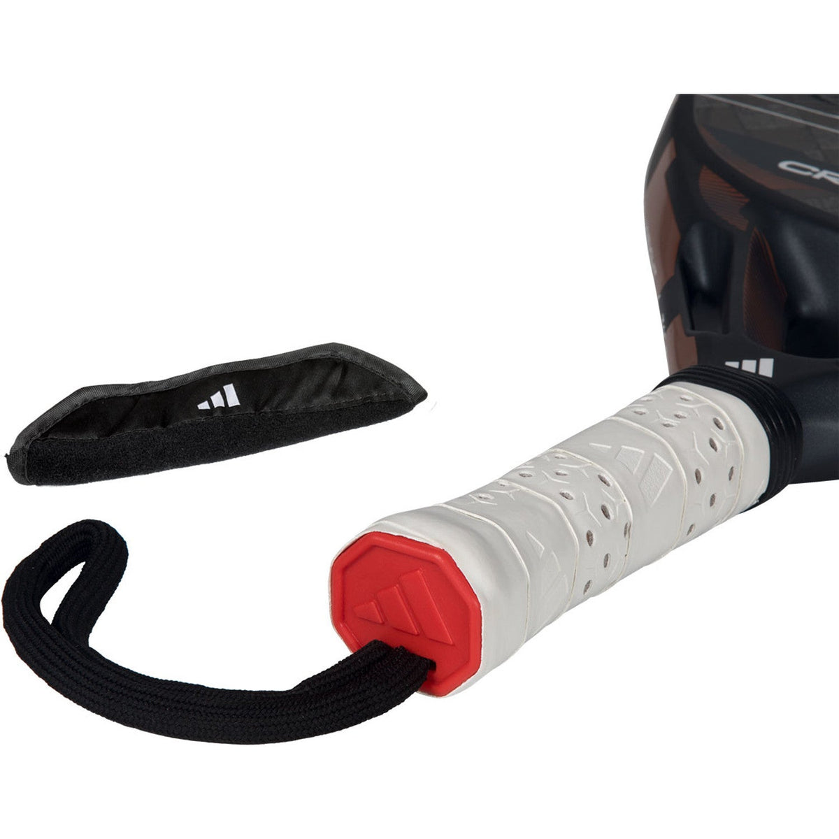 Close-up van de witte grip met rode dop, zwarte polsband en hoes van de Adidas Cross It Ctrl 3.5