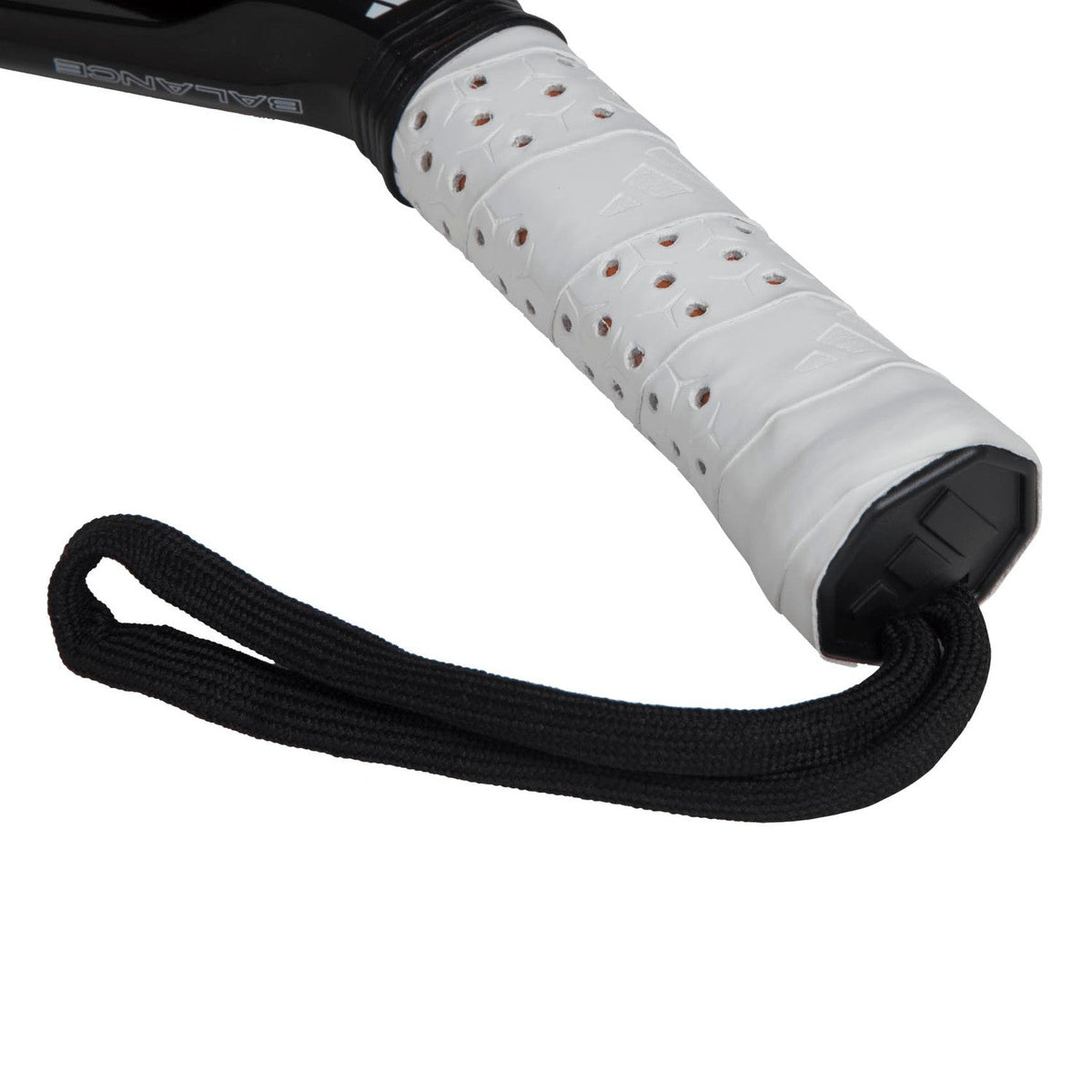 Close-up van de witte grip en zwarte polsband van het Adidas Cross It Team 3.4 padelracket