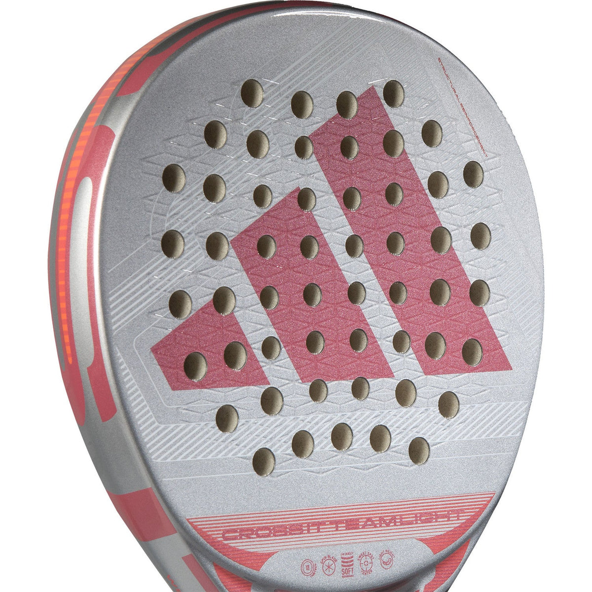Close-up van het slagvlak van de Adidas Cross It Team Light 3.5 met roze adidas-logo en gaatjes