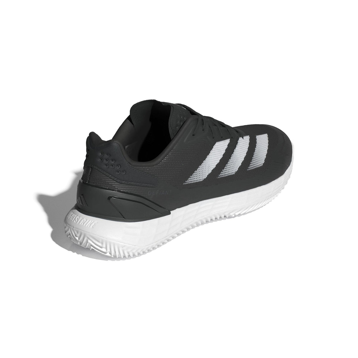 Schuin achteraanzicht van de zwarte Adidas Defiant Speed 2 M CL met witte zool