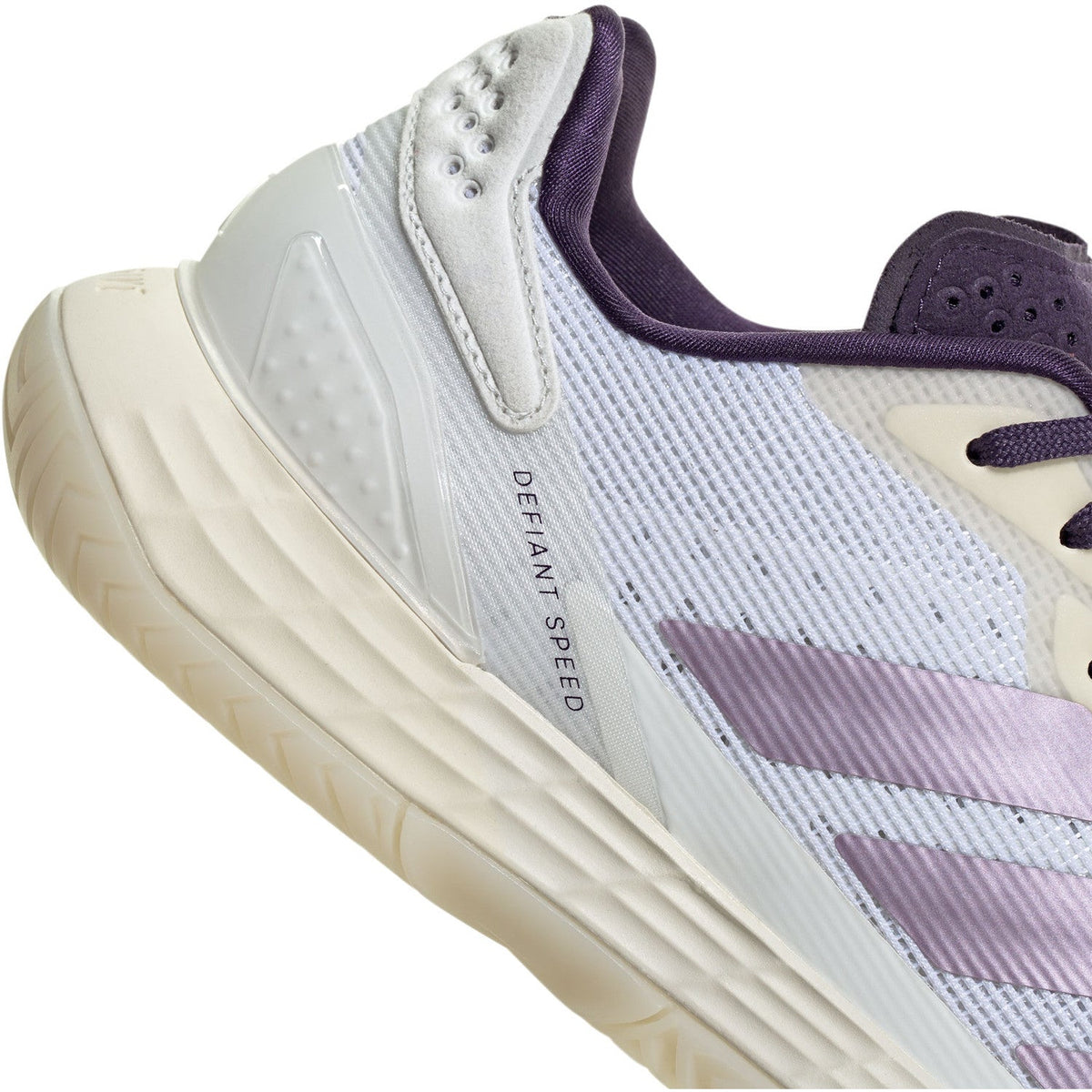 Detailansicht der lila drei Streifen und des „Defiant Speed“-Aufdrucks auf dem Adidas Defiant Speed 2 W