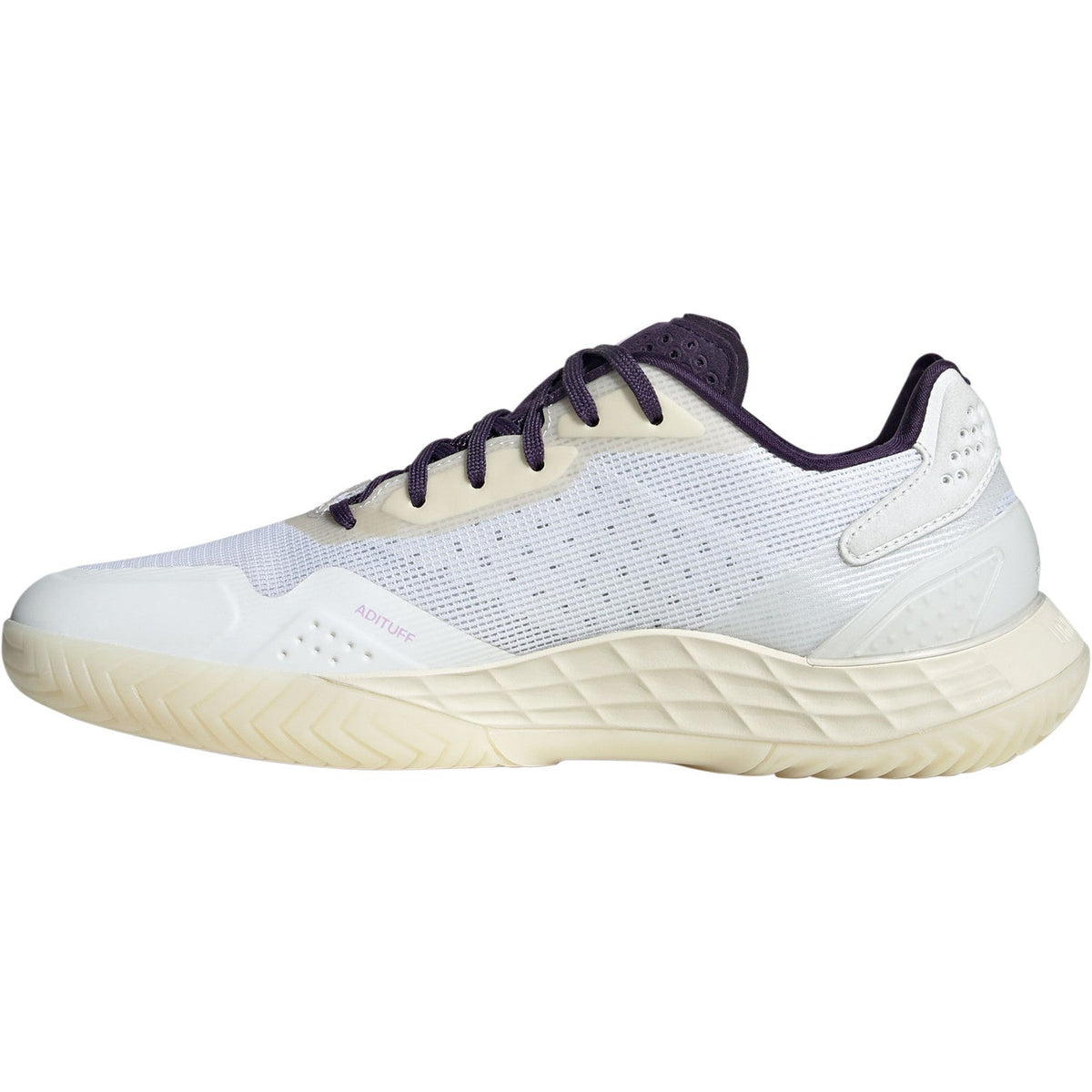 Innenseite des weißen Adidas Defiant Speed 2 W mit Adituff-Aufdruck auf der Schuhspitze