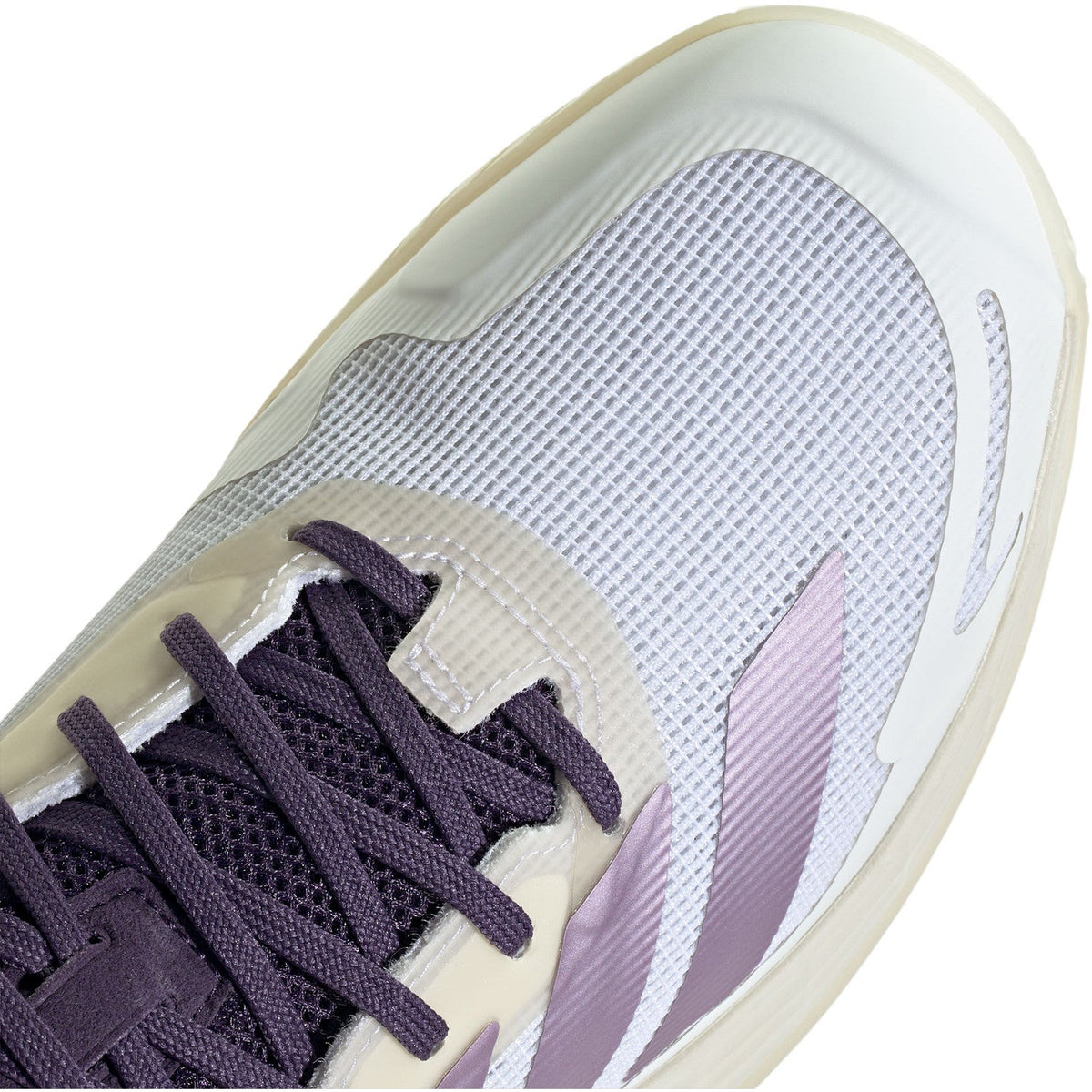 Nahaufnahme der weißen Mesh-Nase und der lila Streifen des Adidas Defiant Speed 2 W