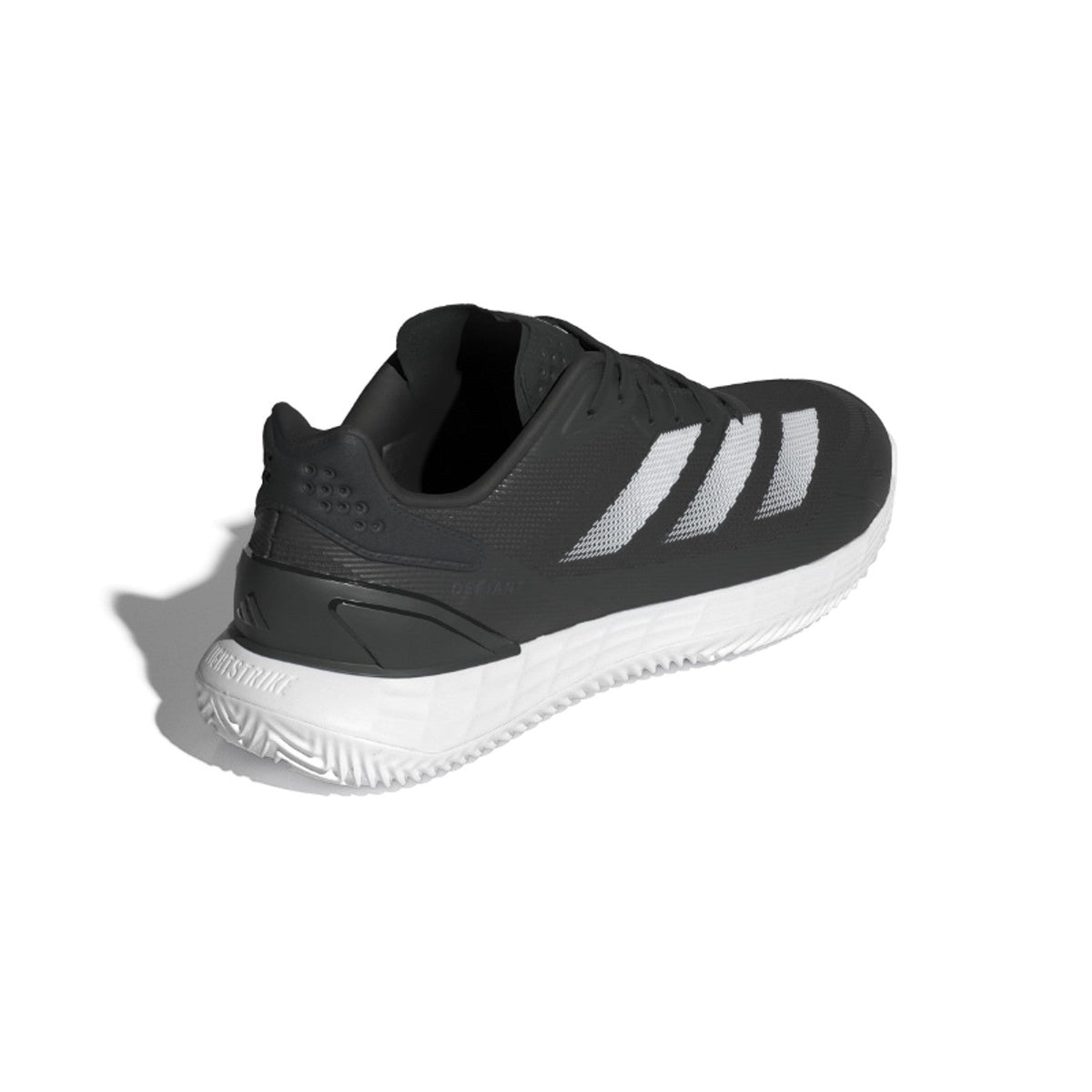 Schuin achteraanzicht van de zwarte Adidas Defiant Speed M met witte strepen