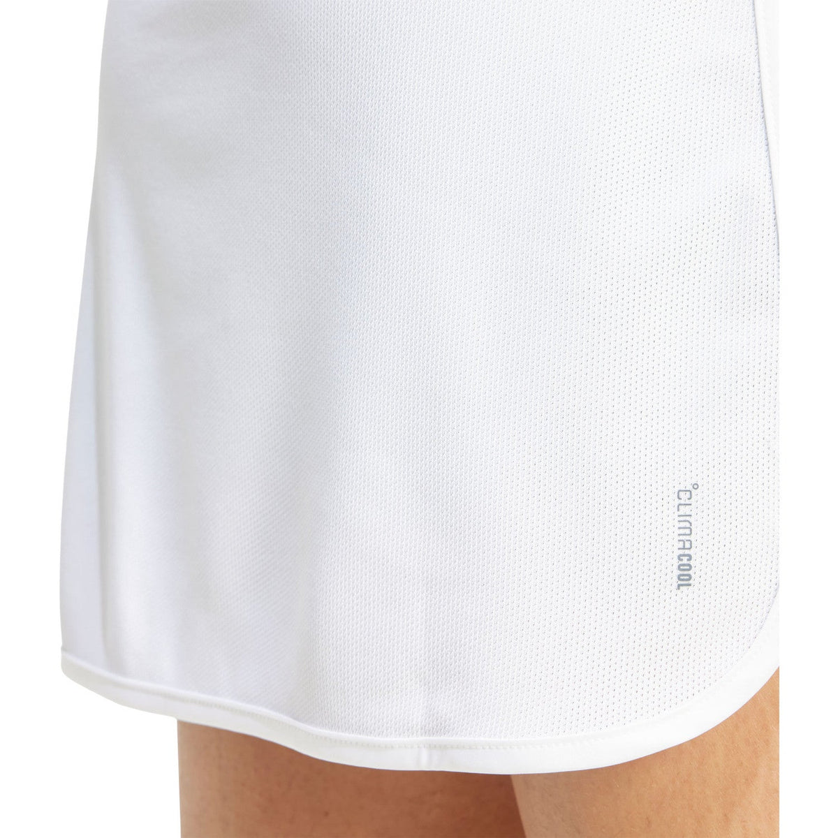 Detail van de zoom van de witte Adidas Dress Pro met ronde split in de zijnaad