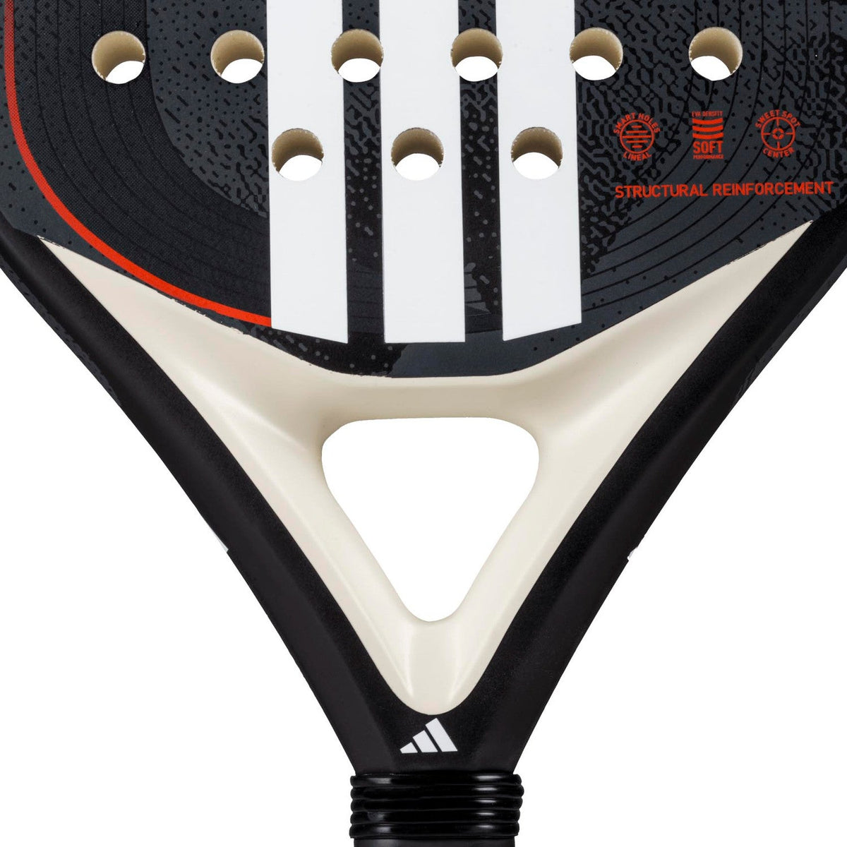 Detail van het hart van de Adidas Drive Black 3.4 met gebroken wit brugstuk en adidas-logo
