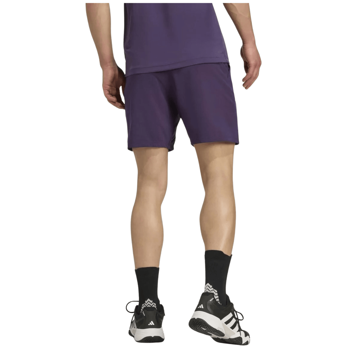 Model draagt de donkerpaarse Adidas Ergo short, zijaanzicht