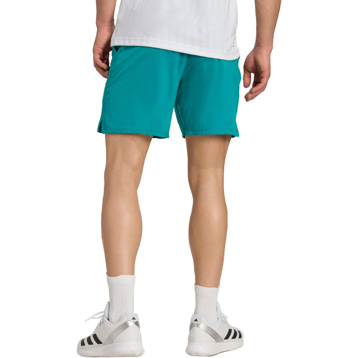 Achterzijde van de turquoise Adidas Ergo short, gedragen door een model