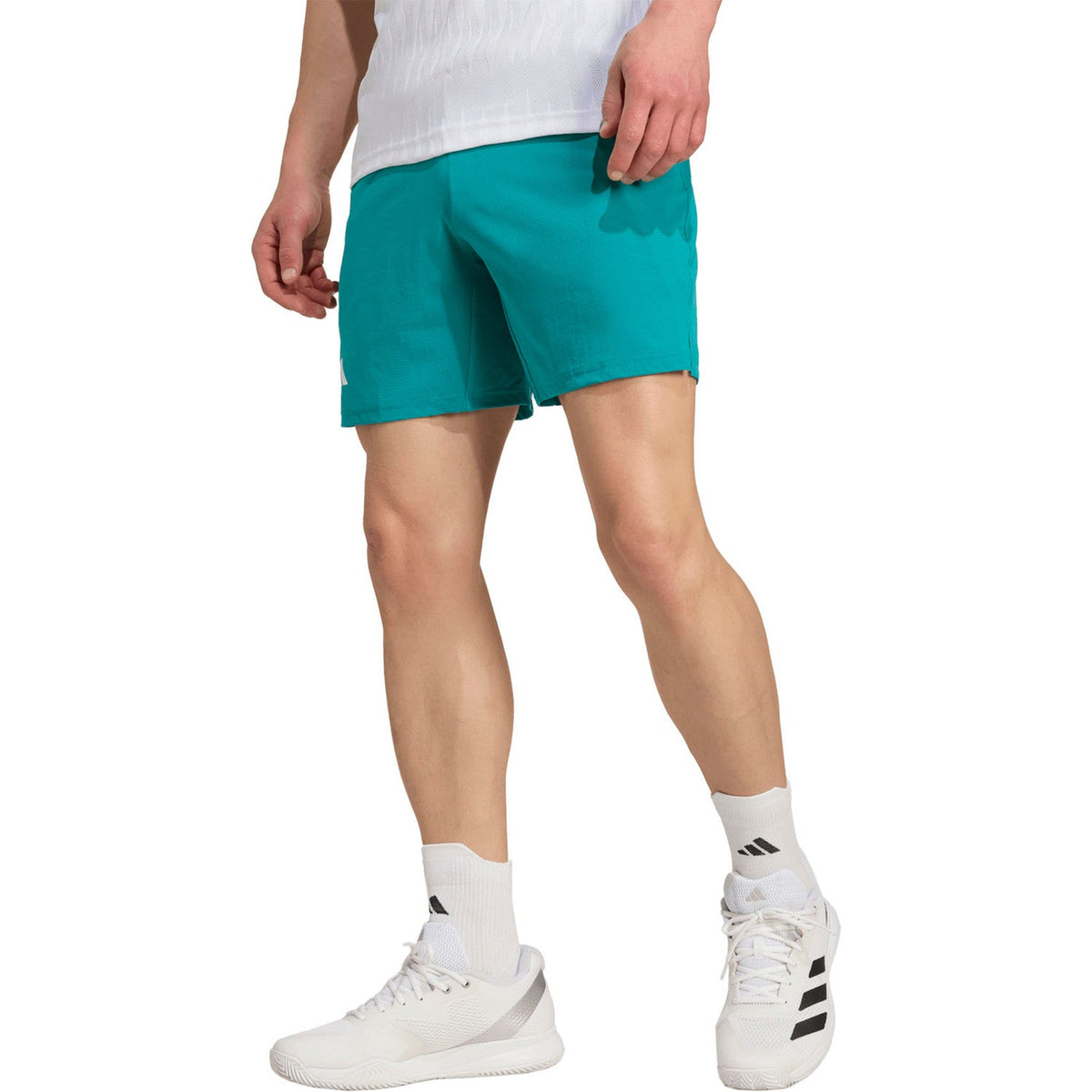 Zijaanzicht van de turquoise Adidas Ergo short met split in de pijp