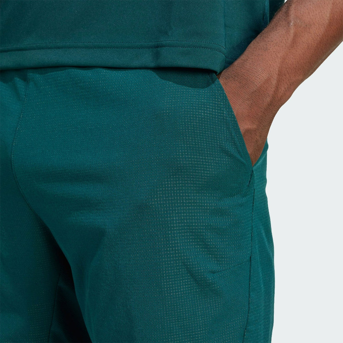 Detail van de zijzak van de donkergroene Adidas Ergo short