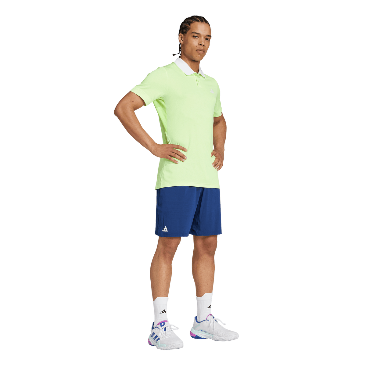 Model draagt de kobaltblauwe Adidas Ergo short met limoengroen shirt