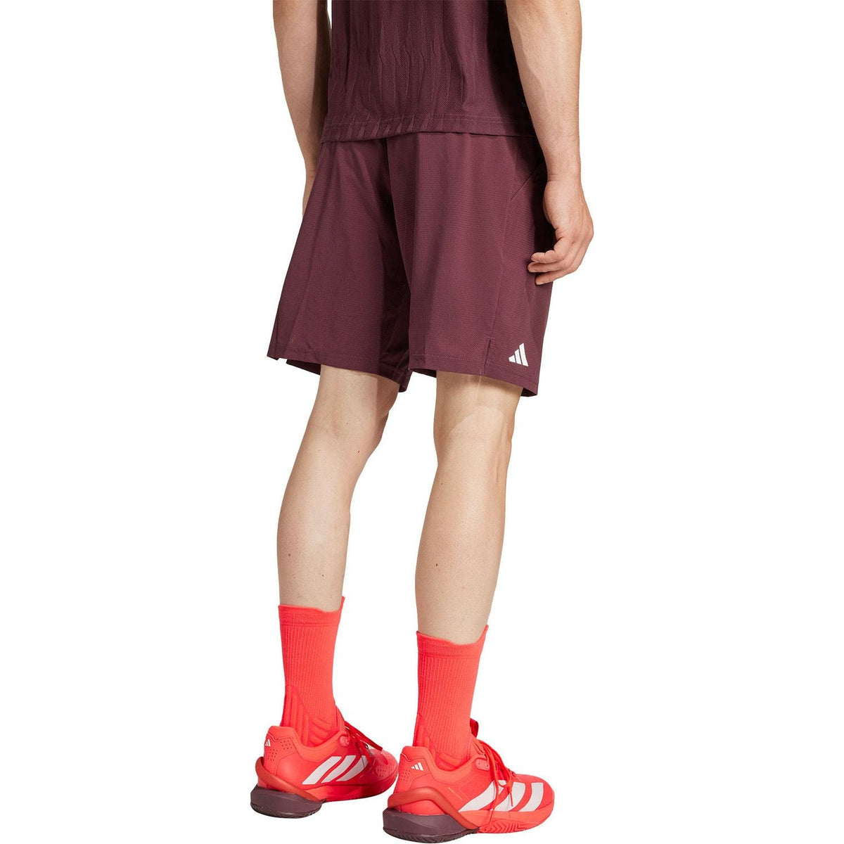 Model draagt de bordeauxrode Adidas Ergo short, zijaanzicht