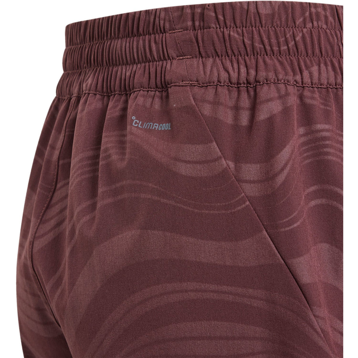 Detail van de elastische tailleband van de bordeauxrode Ergo Pro short met opdruk