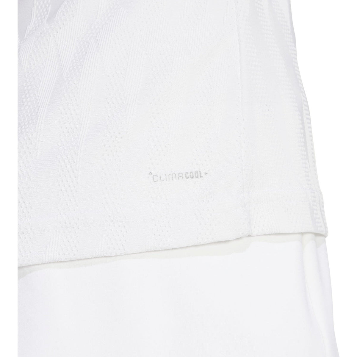 Detail van de zoom en structuur van het witte Adidas Freelift T-shirt