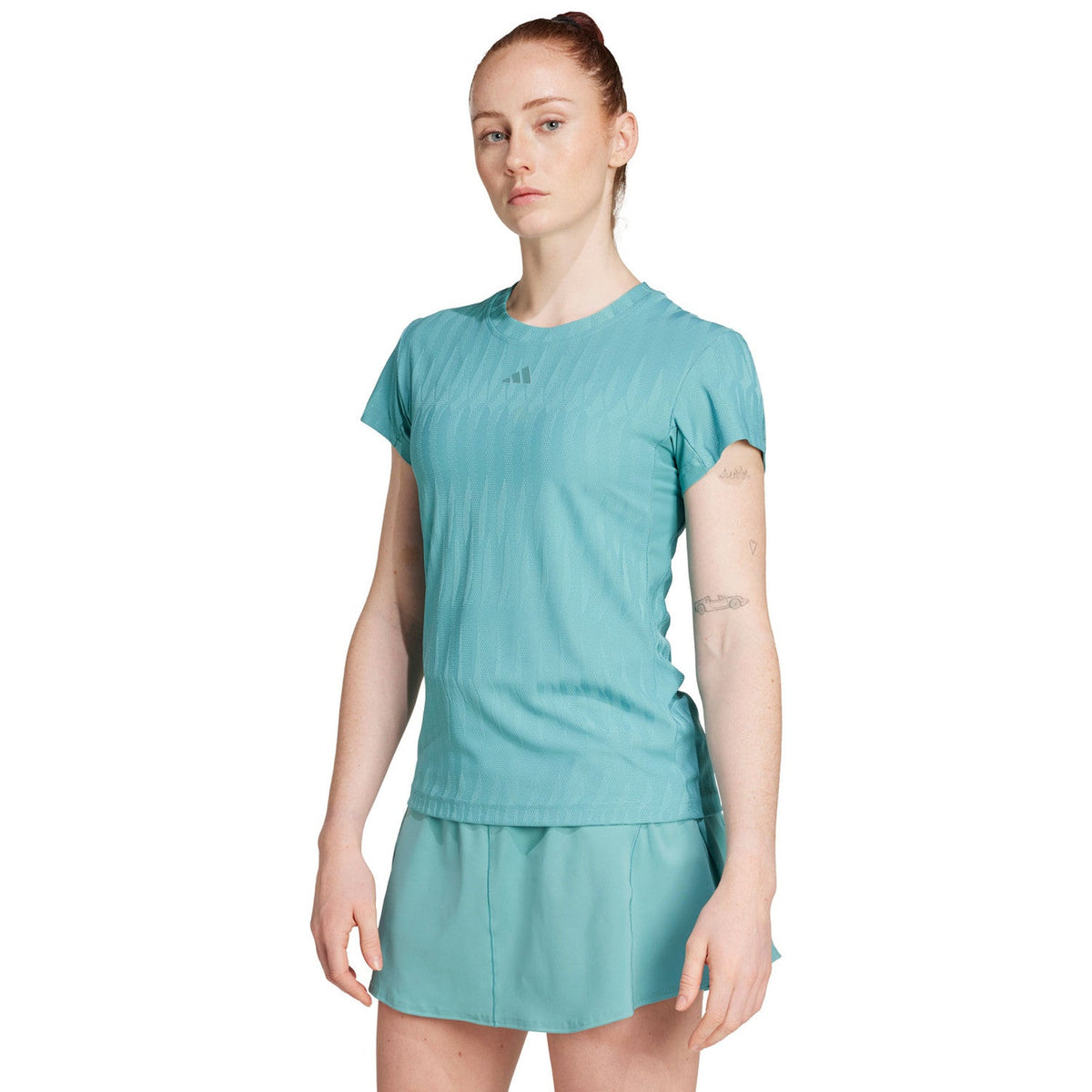 Model in het turquoise Freelift T-shirt voor dames, zijaanzicht