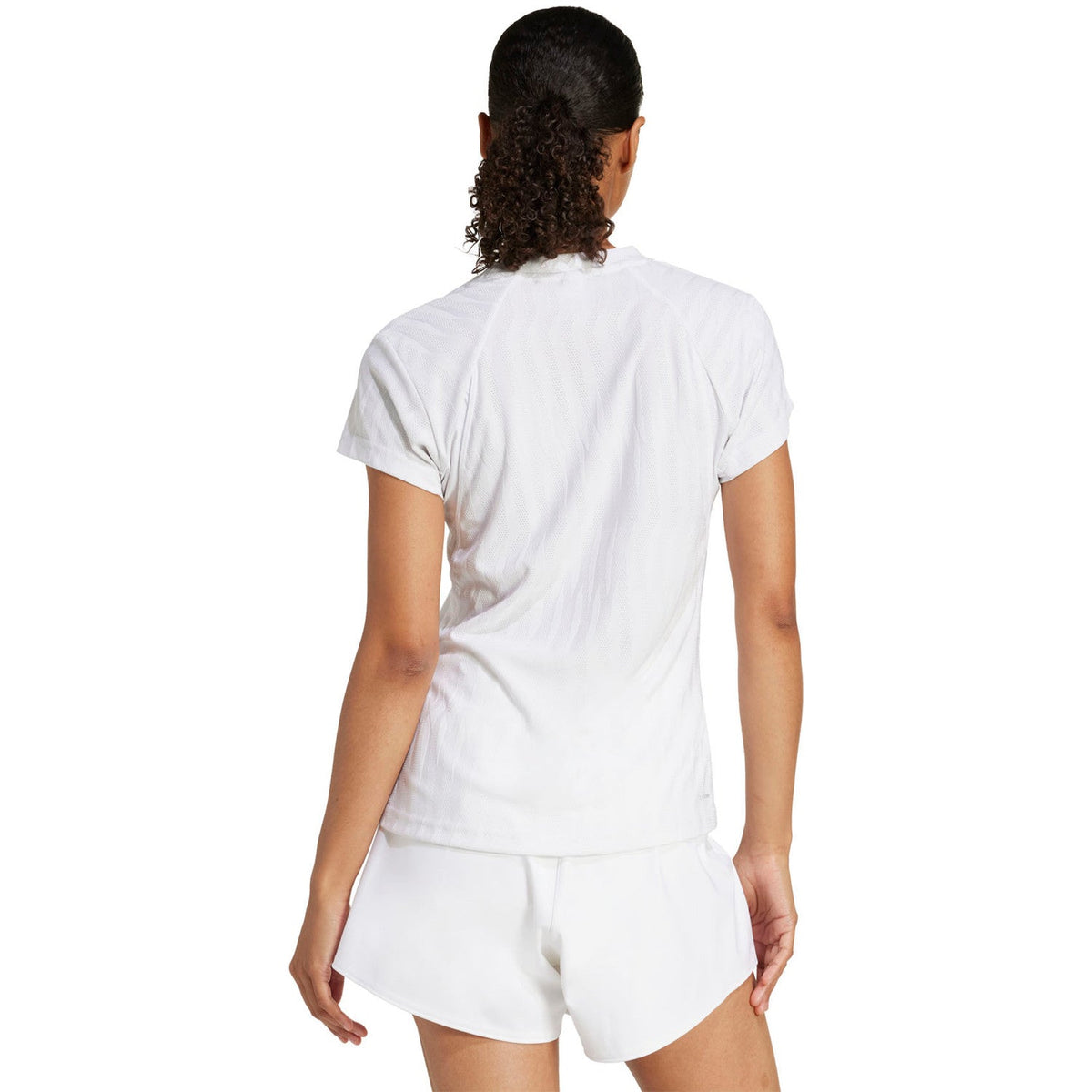 Achterzijde van het witte Adidas Freelift T-shirt op model