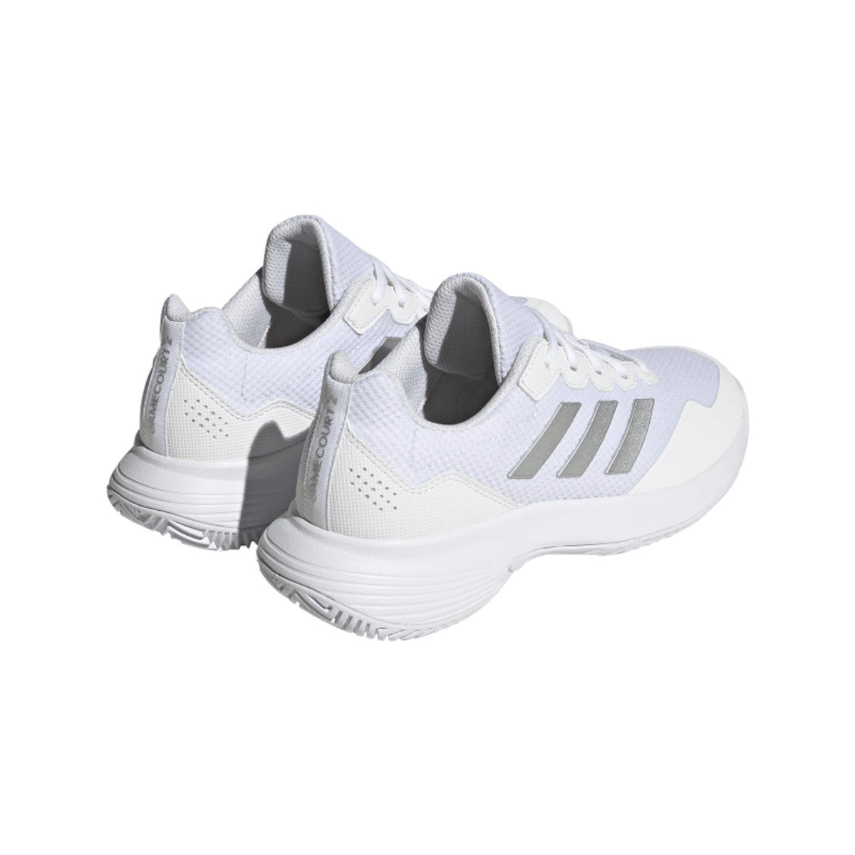 Adidas Gamecourt 2 W en Cloud White, la paire vue de dos avec le talon rembourré