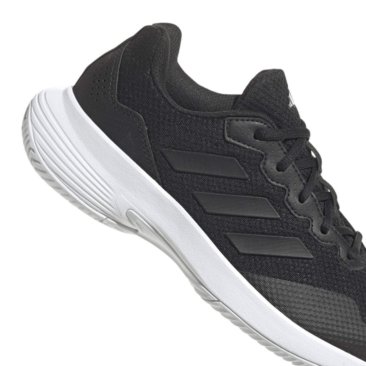 Adidas Gamecourt 2 W en Core Black, vue de trois quarts avec la semelle intermédiaire blanche
