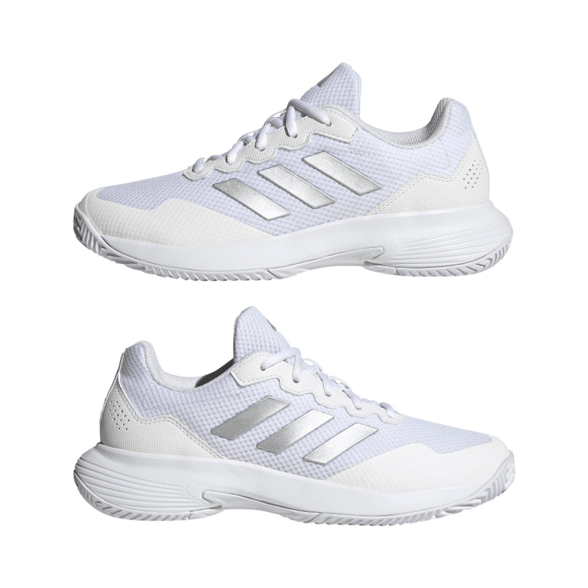 Adidas Gamecourt 2 W en Cloud White, avec les trois bandes en argent mat sur l’extérieur
