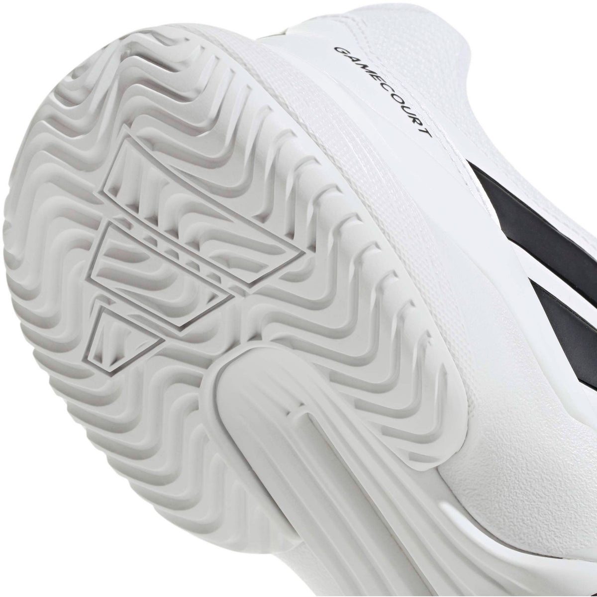 Close-up van de witte zool en zoolrand van de Adidas Gamecourt 3 M