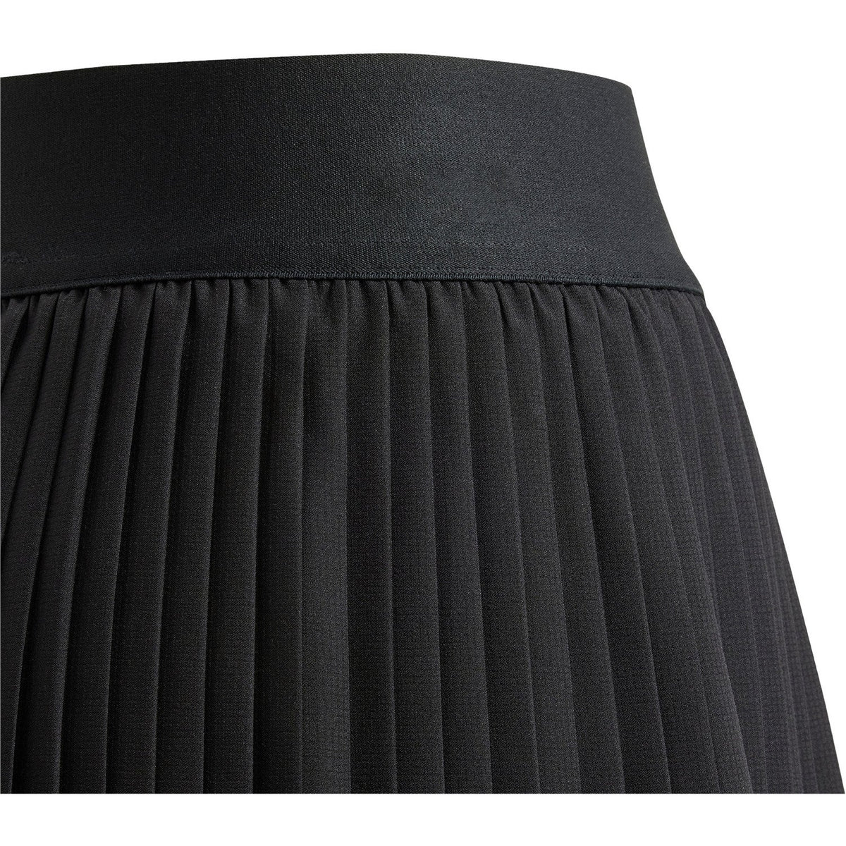 Detail van de tailleband en de plooien van de zwarte Adidas Girls Club plooirok