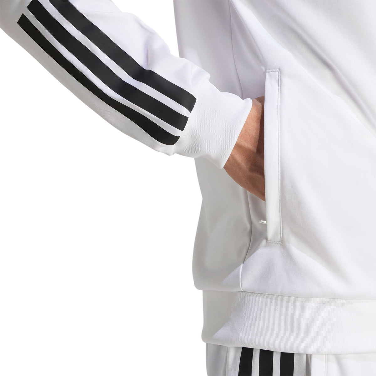 Detail van de mouw en de zijzak van het witte Adidas 3-Stripes jack met zwarte strepen