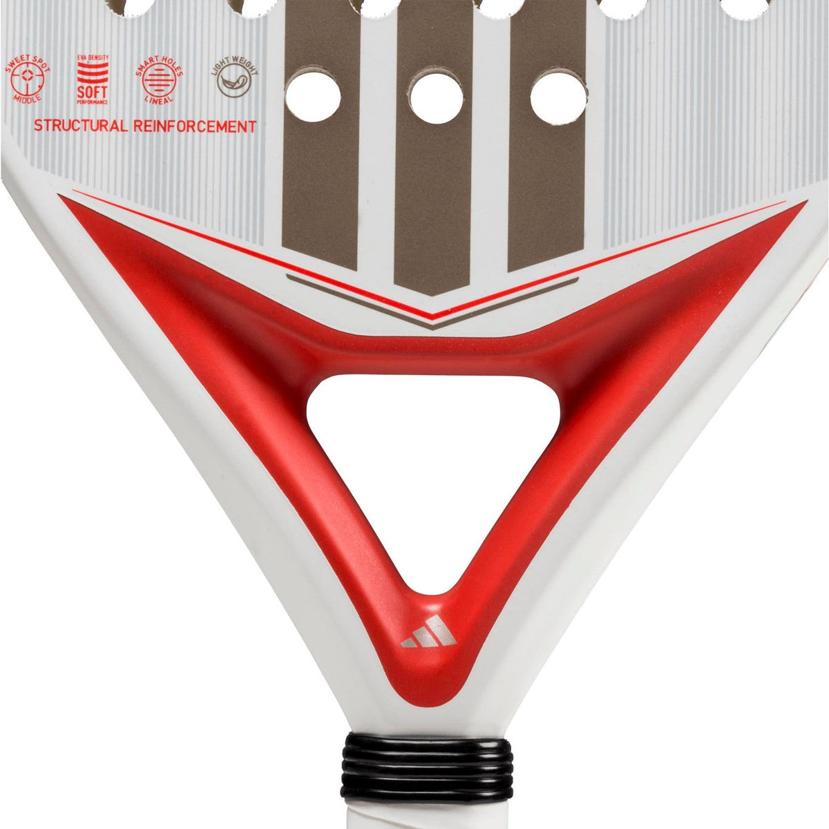 Detail van het rode hart van de Adidas Match Light 3.4 met wit adidas-logo op de hals