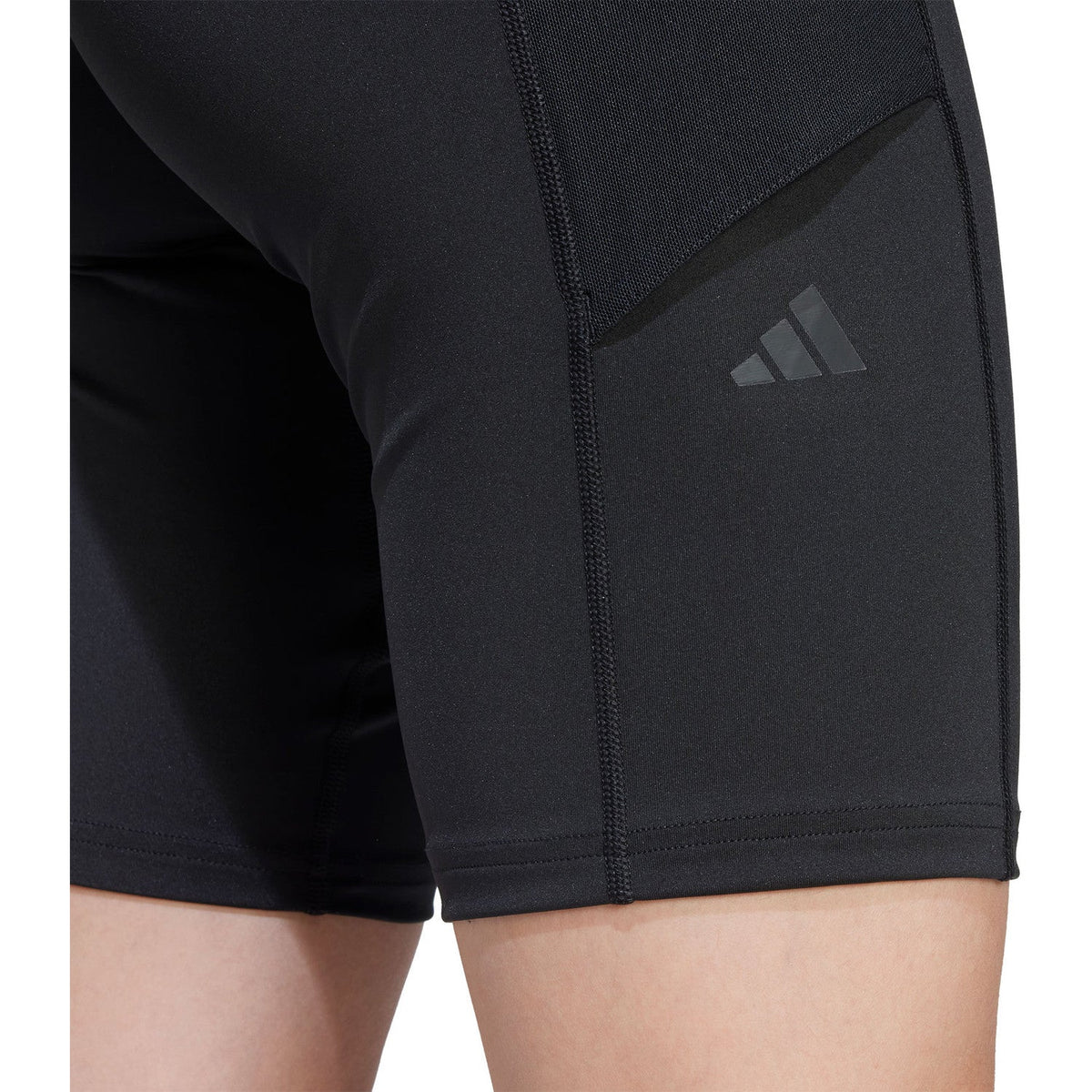 Detail van de pijp en de zijzak van de zwarte Match Short Tight met Adidas-logo