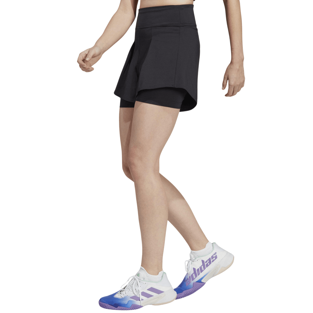 Model draagt de zwarte Adidas Match short, zijaanzicht met binnenbroek
