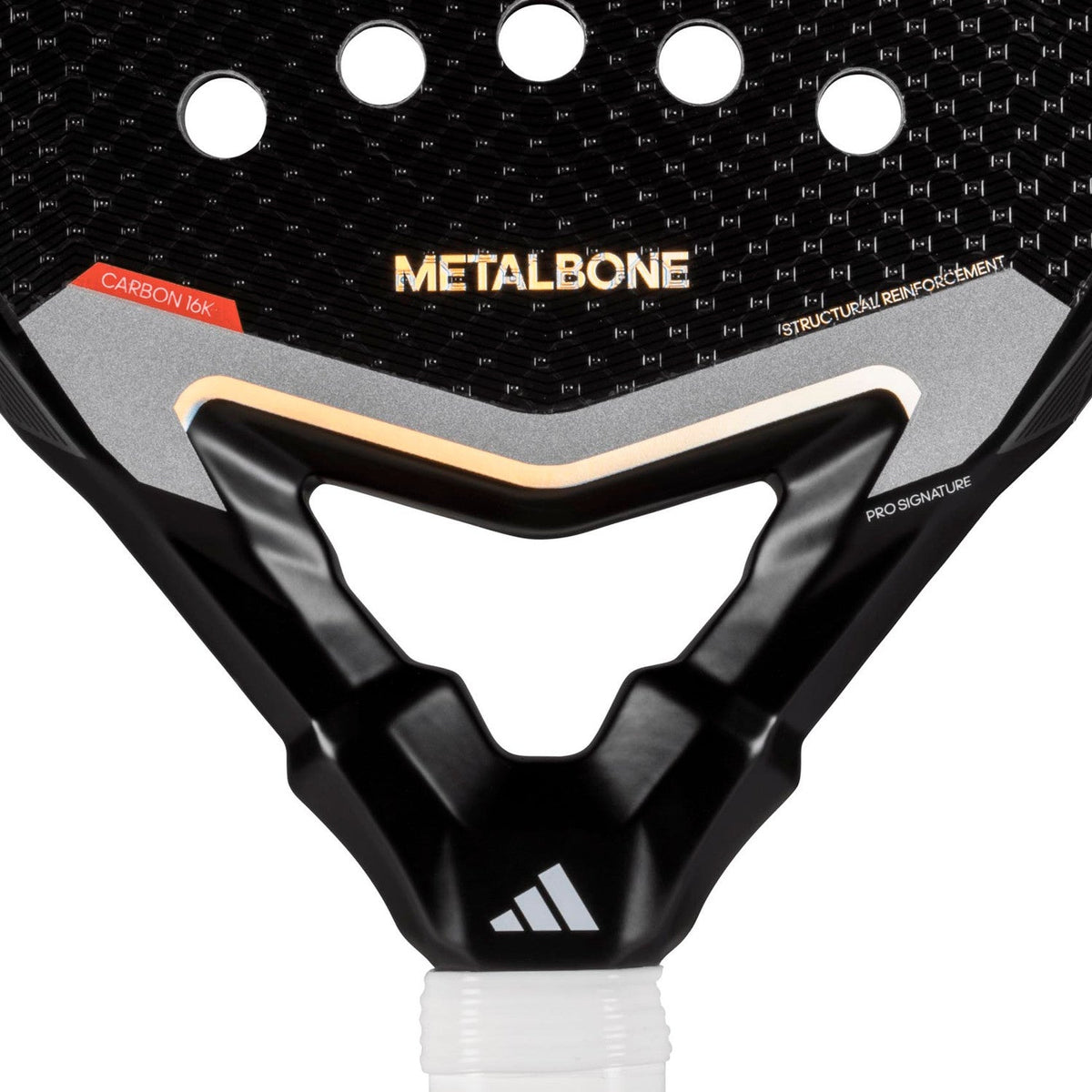 Detalhe do centro da Adidas Metalbone 3.4 com a inscrição «Metalbone» e uma linha dourada