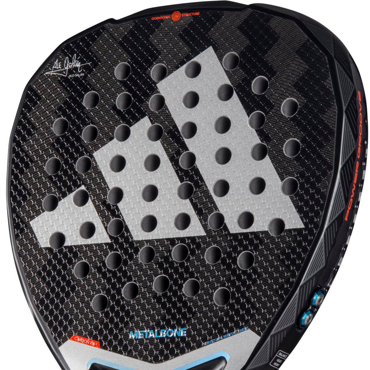 Grande plano da superfície de jogo em carbono bruto da Adidas Metalbone 3.4 com o logótipo cinzento da Adidas