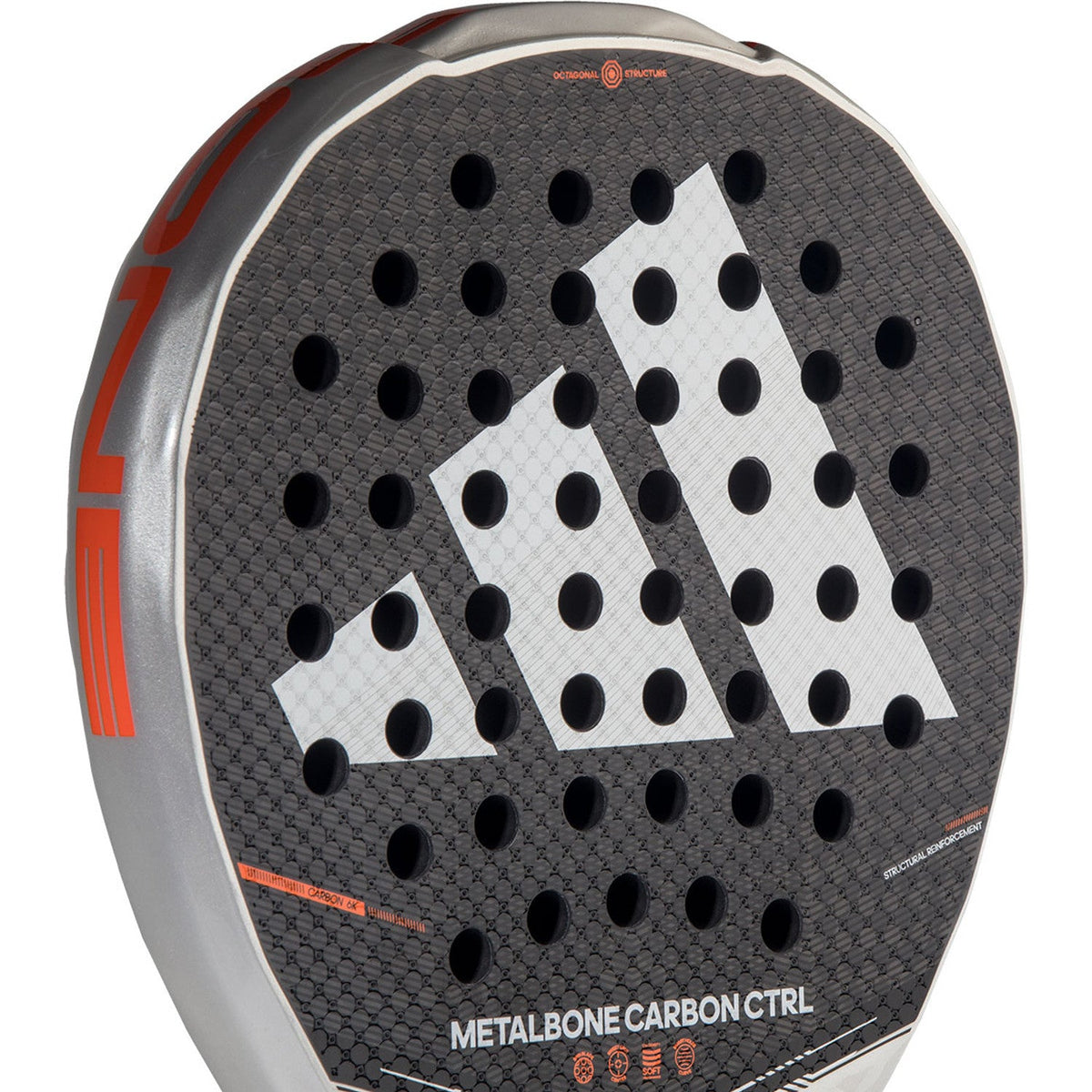 Close-up van het slagvlak van de Adidas Metalbone Carbon Ctrl 3.5 met groot wit adidas-logo