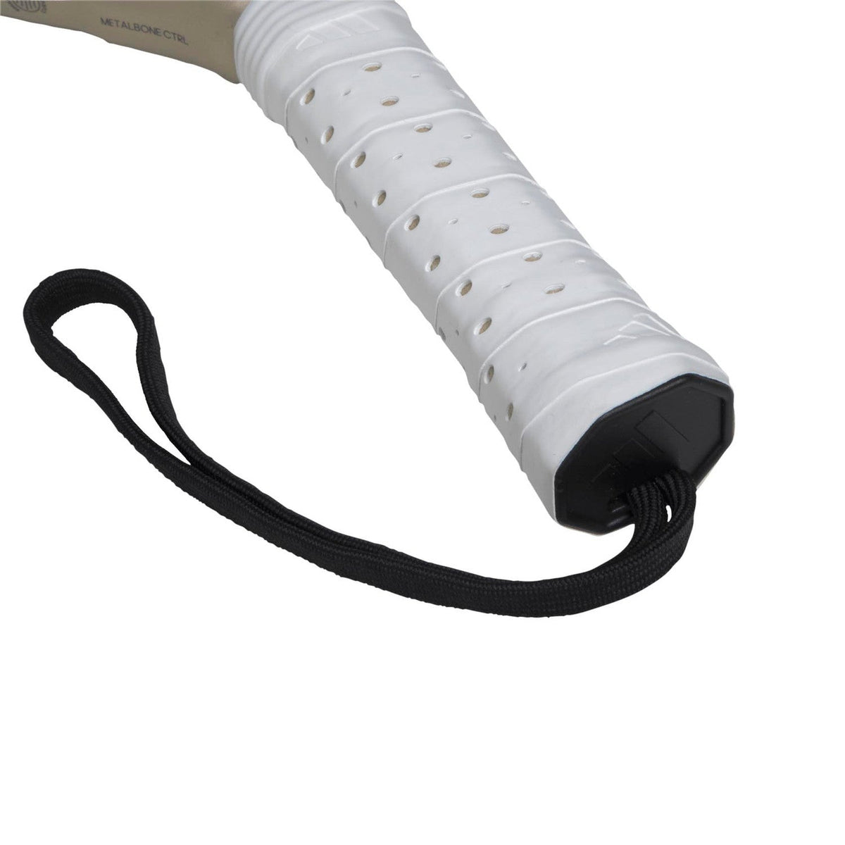 Close-up van de witte grip en zwarte polsband van het Adidas Metalbone Ctrl 3.4 padelracket