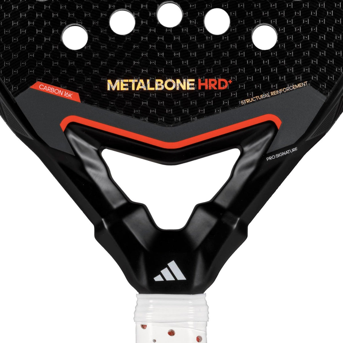 Detail van het hart van de Adidas Metalbone HRD+ 3.4 met rode opdruk Metalbone HRD+