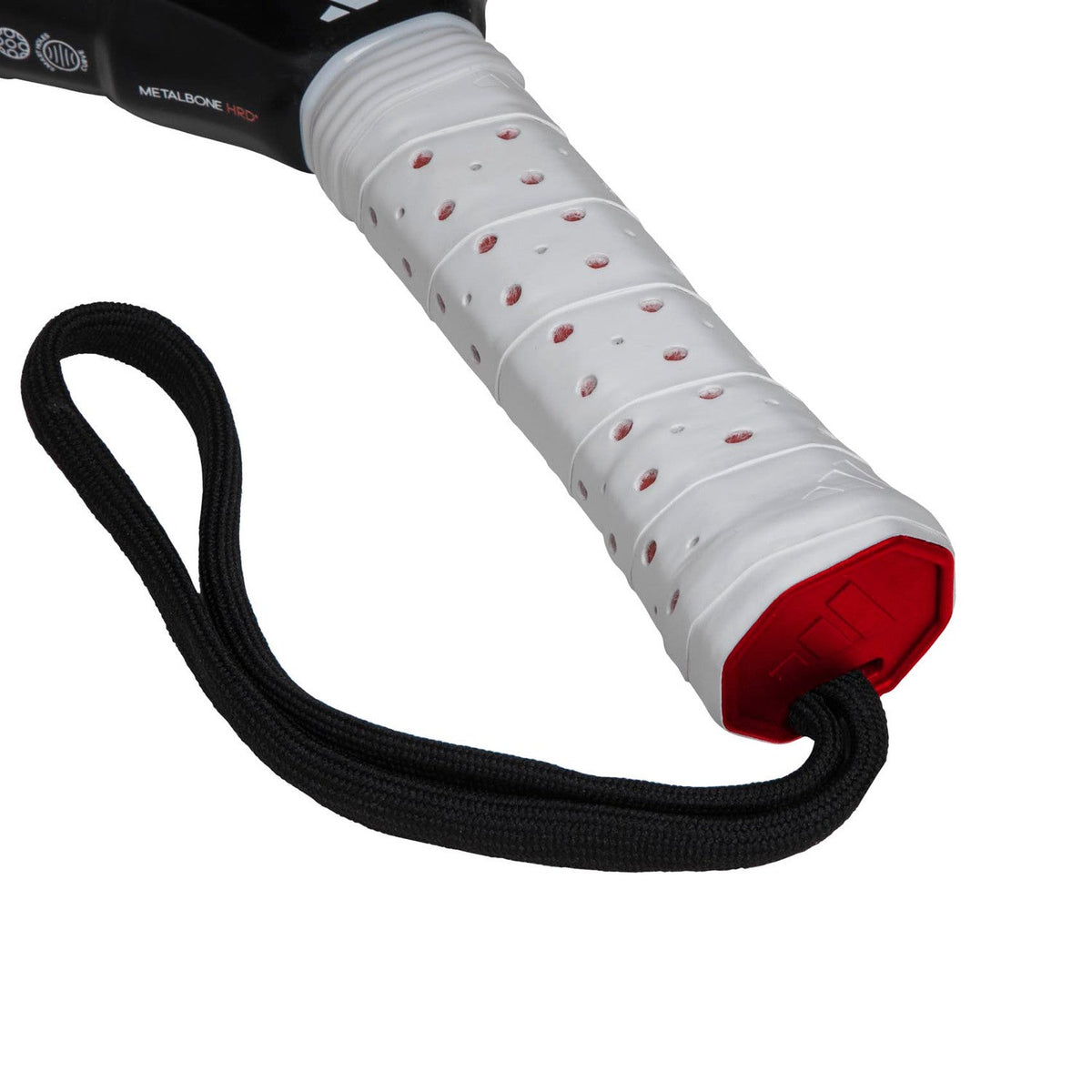 Close-up van de witte grip met rode stippen en zwarte polsband van de Adidas Metalbone HRD+ 3.4