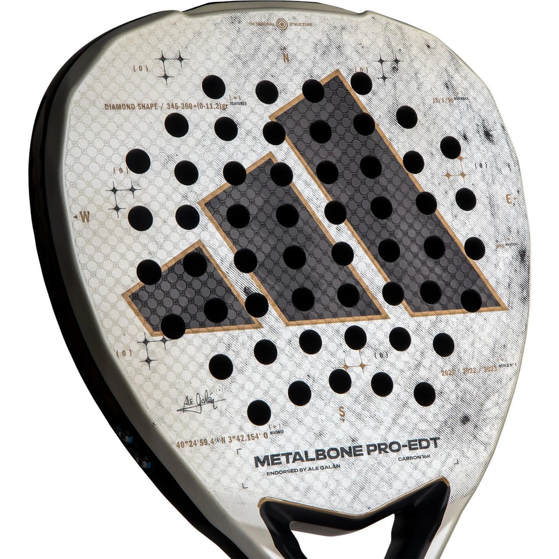 Close-up van het slagvlak van de Adidas Metalbone Pro Limited Edition met zwart adidas-logo