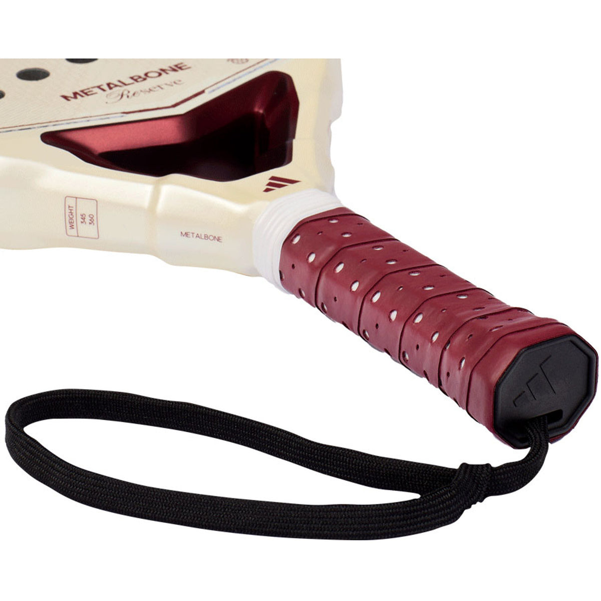 Close-up van de bordeauxrode grip en zwarte polsband van het Adidas Metalbone Reserve EDT 2026
