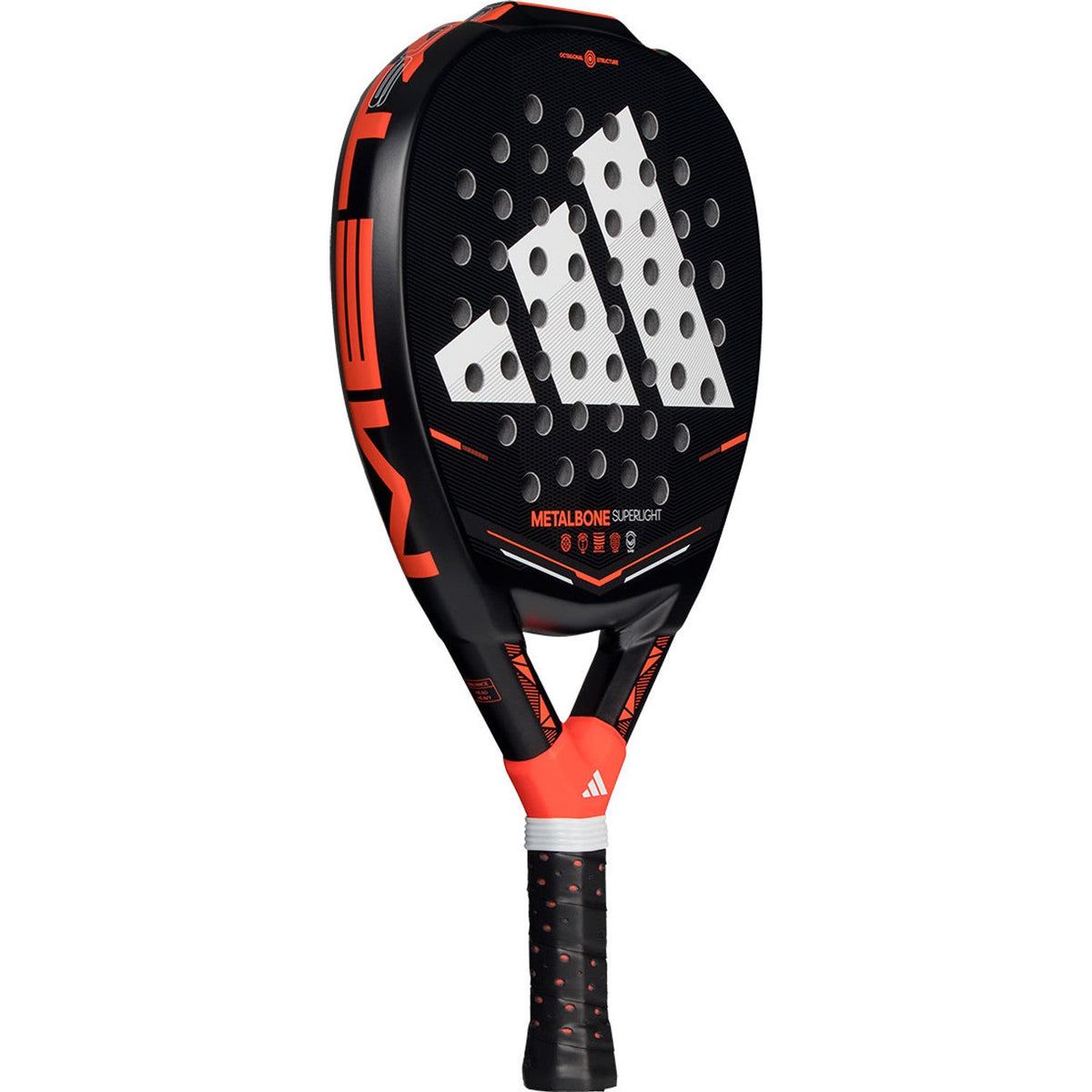 Adidas Metalbone Superlight padelracket licht gekanteld met oranje framerand en wit logo