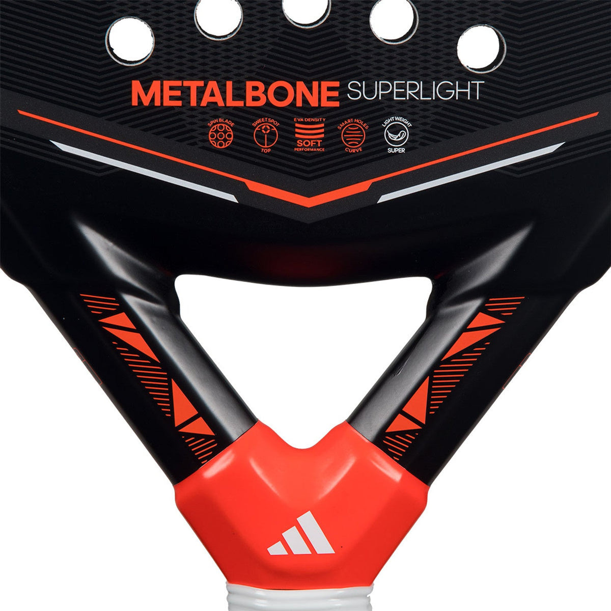 Detail van het hart van de Adidas Metalbone Superlight met oranje hals en opdruk Superlight